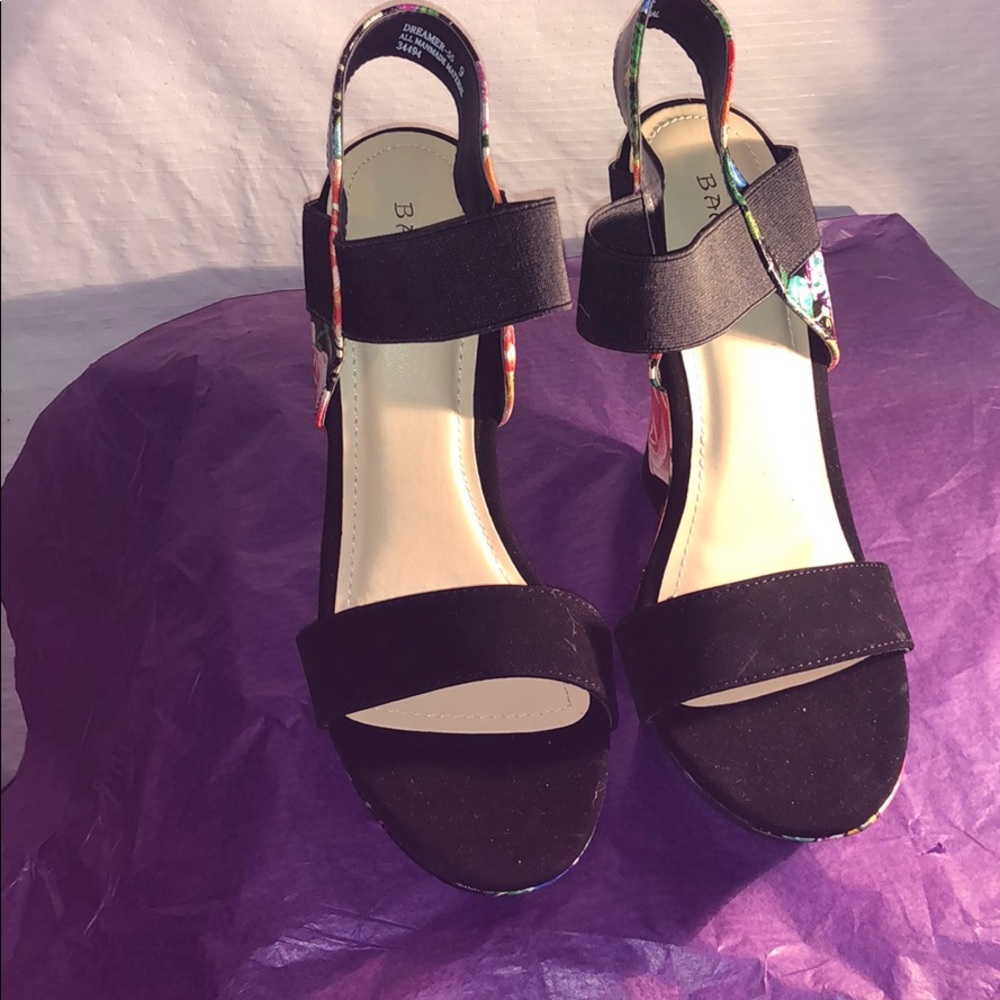 NWOT—size 9 wedge sandals